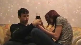Zayıf Ve Ateşli Üvey Kız Kardeş Kısa Sürede Azıyor Ve Tutkuyla Sikişiyor.
