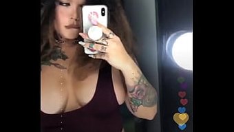 Büyük Göğüslü Ve Büyük Popolu Porno Yıldızı Instagram'Da Canlı Yayında