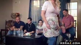 18 Yaşındaki Biseksüel, Grup Seks Videosunda Vahşi Bir Yolculuğa Çıkıyor