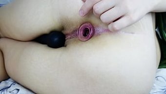 Olgun Milf, Anal Seks Için Hazırlık Yapmak Için Vibratör Ve Mastürbasyon Kullanıyor