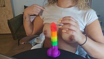 Büyük Doğal Göğüslü Milf Varlıklarını Sergiliyor