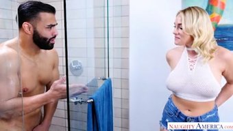 Büyük Popolu Ve Duşta Oral Seks Için Aşklı Bir Kadın
