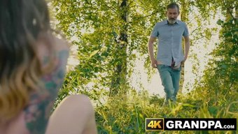 Genç Genç Kız, Açık Havada Büyük Bir Yarrağa Binerken
