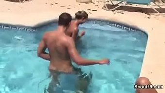 Ince Gençler, Yabancılar Tarafından Halka Açık Bir Yerde Beceriliyorlar