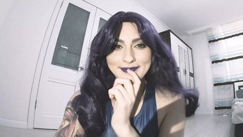 Harika Cosplay Tanrıçası Psylocke, Küçük Adam Üzerinde Mastürbasyon Yaparken Dildo Kullanıyor