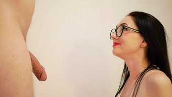 Genç Bebek Ev Yapımı Bir Videoda Sakso Çekiyor Ve Spermi Yutuyor
