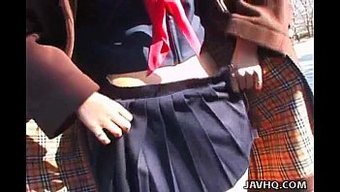 Japon Genç Üniformasıyla Dışarıda Sakso Çekiyor Ve Sikişiyor