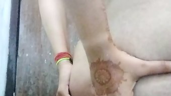 Olgun Ve Genç Hintli Kız Ev Yapımı Lezbiyen Videosuyla Banyo Zamanının Tadını Çıkarıyor