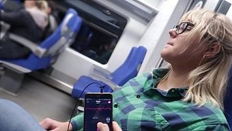Halka Açık Seks Heyecanını Uzaktan Kumandayla Deneyimleyin