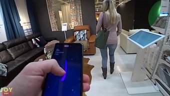 Amatör Çiftin Titreşimli Külot Ve Seks Oyuncaklarıyla Halka Açık Eğlencesi