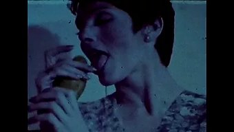 Amerikan Milf Vintage Videoda Mastürbasyon Yapıyor