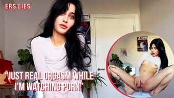 Alman Bebek, Porno Izlerken Kendini Bir Dildo Ile Zevklendiriyor