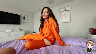 Üvey Kız Kardeşimin Hapisten Çıkmasına Yardım Ediyorum Ve Bana Bir Blowjob Yapıyor - Serena Sterling
