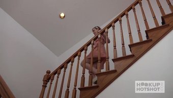 Cameron Minx Vücudunu Sergiliyor Ve Rastgele Bir Adam Tarafından Beceriliyor