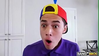 Göğüslü Milf, Büyük Göğüslerini Ve Amını Sıcak Bir Videoda Sergiliyor