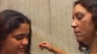 Üvey Kızı Ve Üvey Annesinin Öpüştüğü Ev Yapımı Video