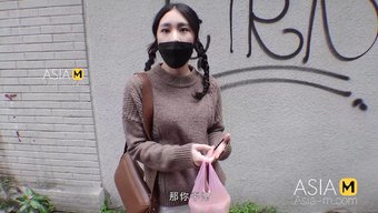 Asyalı Genç Tan Ying Ying, Amını Halka Açık Bir Şekilde Yalatıp Beceriliyor