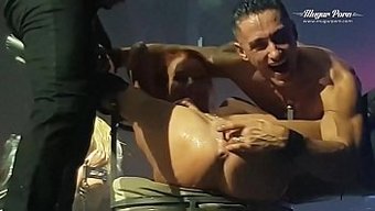 Slovenya'Da Büyük Dövmeleri Ve Büyük Bir Poposu Olan Kadın Porno Yıldızı Sıvı Fışkırıyor
