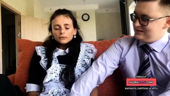 Genç Kız Amatör Bir Videoda Büyük Bir Yarrağın Ilk Tadını Alıyor