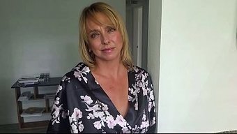Arkadaşı Evde Yokken, Annesi Ona Önce Ağızla Gidiyor, Sonra Üstüne Atlayıp Sürüyor.