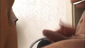 Genç Kız Duşta Saçlarını Yıkatır Ve Sikişir