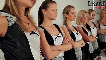 Altı Kız, Alfa Kadın Hizmetçi Için Am Yalama Orgisinde Yaramazlık Yapıyor