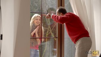 Avrupalı Güzellik Ellen Jess, Iyi Bir Samaritan Tarafından Kaybolup Kurtarılıyor