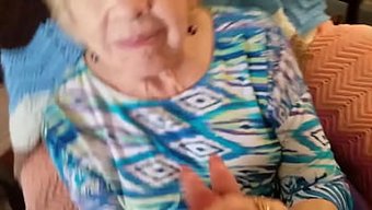 86 Yaşındaki Norma, Genç Bir Adamdan Sakso Çekiyor