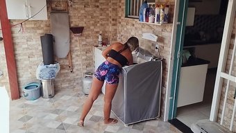 Komşumun Ateşli Karısını Arka Bahçede, O Kıyafetlerle Takılırken Siktim.
