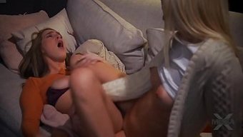 Sarışın Bomba Kenna James Ve Esmer Güzellik Cadence Lux Sıcak Lezbiyen Eyleminde