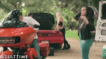 Aubrey Kate Ve Gia Paige'In Bu Sıcak Videoda Zaman Geçirdiğini Izleyin