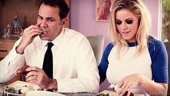 Jessa Rhodes, Arkadaşının Büyük Yarrağına Duygusal Bir Sakso Çekiyor