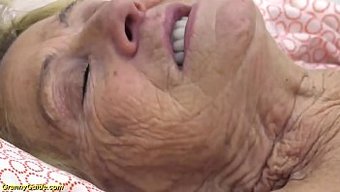 Yaşlı Kadın Amatör Videoda Genç Adam Tarafından Yüzüne Sikişiyor
