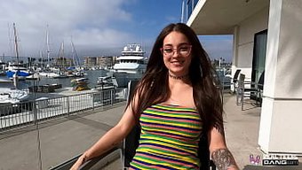 Gerçek Gençler - Dövme Delisi Genç Maddy May, Porno Seçmelerinde Kamerada Fena Halde Beceriliyor.