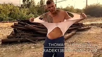 Thomas.J'Nin Baştan Çıkarıcı Striptiz Performansı