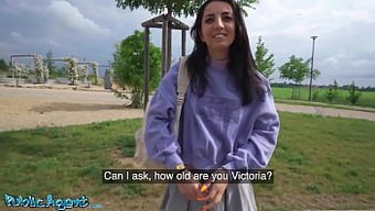 Halka Açık Bir Şekilde Performans Sergileyen Italyan Üniversite Öğrencisi, Varlıklarıyla Para Kazanıyor