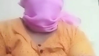 Hintli Dolgun Güzellik Kendi Kıvrımlarını Keşfediyor