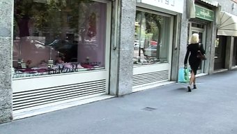 Italyan Yakışıklısının Büyük Yarağını Retro Bir Porno Videosuyla Sergiliyor