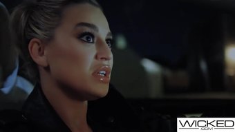 Blake Blossom'Un Büyük Memeleri Ve Güzel Vücudu, Dan Damage'I Arabadayken Azdırıyor.