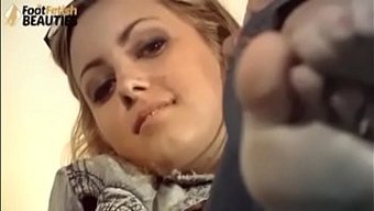 Genç Valeria, Çıplak Ayaklarını Ve Ayak Parmaklarını Tek Başına Ayak Fetişi Videosunda Ortaya Çıkarıyor