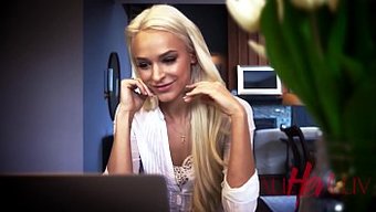 Dövmeli Patronlar Emma Hix Ve Katrina Jade Yasak Lezbiyen Videoda