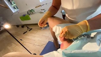 Alman Mistress April, Şeker Bebeklerinin Yarrağını Domine Ediyor Ve Dikiyor