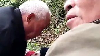 Asyalı Milf, Vücudunu Tek Başına Bir Videoda Sergiliyor