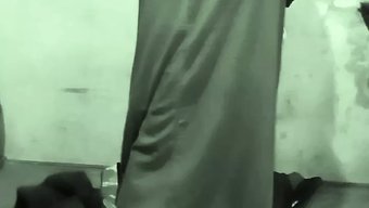 Hint Yengesi Ev Yapımı Göğüs Oyunuyla Arzularını Tatmin Ediyor