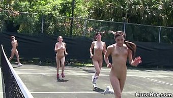 Azgın Kızlar Tenis Kortunda Birinci Sınıf Bir Adamla Seks Yapıyorlar