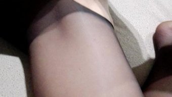 Avrupalı Kız Iç Çamaşırıyla Duygusal Çoraplarla Mastürbasyon Yapıyor