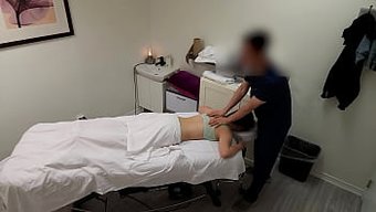 Bir Erkek Arkadaşı Olduğu Için Masaj Terapistiyle Seks Yapmayı Reddeden Güzel Bir Japon Garson, Ancak Masajın Sonunda Mutluydu.