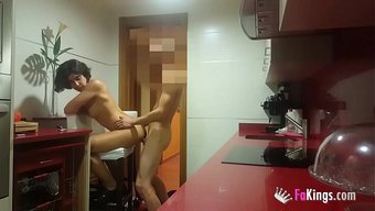Ben Bir Esmerim Ve Ofis Kızı Olarak Çalışıyorum Ve Patronuma Oral Seks Yapıyorum.