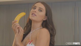 Büyük Göğüslü Bomba Lana Rhoades, Mutfakta Sulu Amıyla Mastürbasyon Yapıyor.