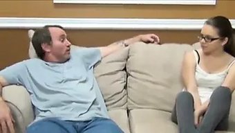 Amerikalı Üvey Baba Üvey Kızına Botr Videosunda Ilk Sikişini Veriyor